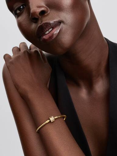 Sparkling Barrel Clasp Bangle