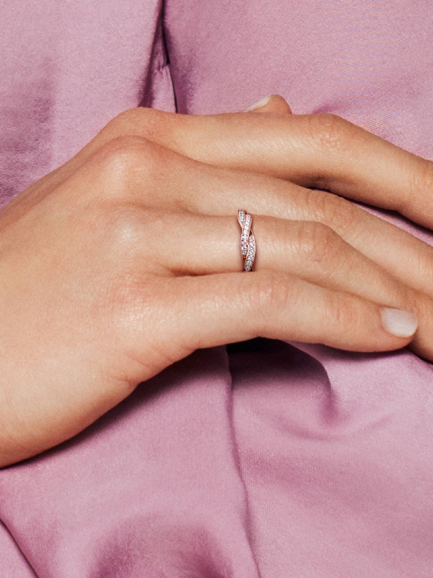 Sparkling Twisted Lines Ring