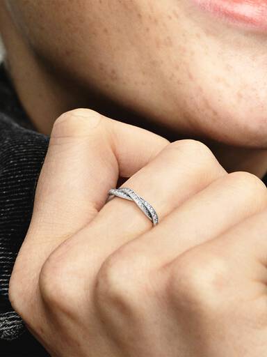 Sparkling Twisted Lines Ring